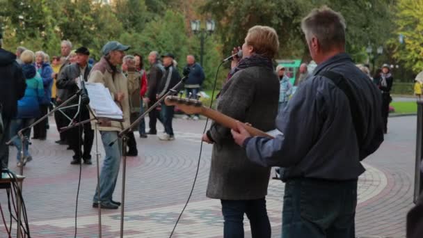 Chernihiv, Oekraïne 22 spt 2019. Zanger en basgitarist treden op tijdens het gepensioneerde dansfeest in het park — Stockvideo