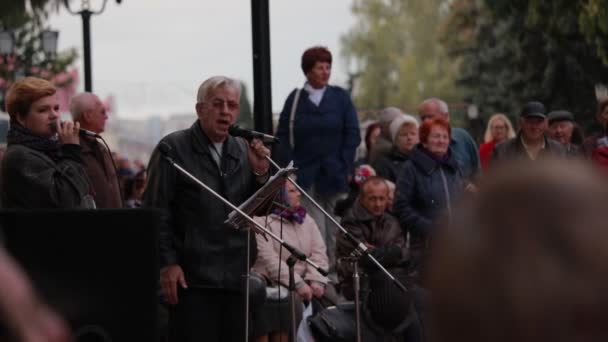 Chernihiv, Ucrania 22 spt 2019. Cantantes están actuando en la fiesta de baile de jubilados en el parque — Vídeo de stock