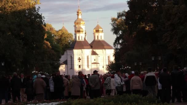 Chernihiv, ukraine 22 spt 2019. pensionisten haben eine gute zeit tanzen im park zu alter musik mit jazzband gespielt — Stockvideo