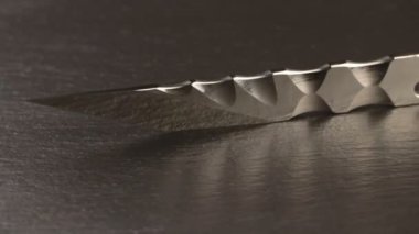 Dönen tahta masada Japon kiridashi bıçağından özel el yapımı.