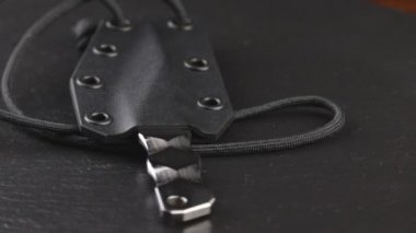 Dönen tahta masada Japon kiridashi bıçağından özel el yapımı.