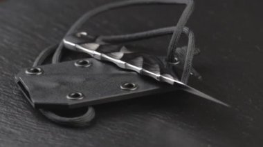 Dönen tahta masada Japon kiridashi bıçağından özel el yapımı.