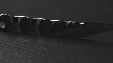 Dönen tahta masada Japon kiridashi bıçağından özel el yapımı. Cilalanmış metal yüzey dokusu ile