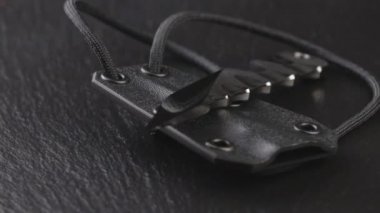 Dönen tahta masada Japon kiridashi bıçağından özel el yapımı. Cilalanmış metal yüzey dokusu ile