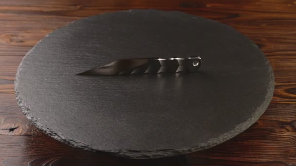 Cuchillo kiridashi japonés hecho a mano personalizado en la mesa de pizarra giratoria. Superficie de metal pulido con textura — Vídeos de Stock