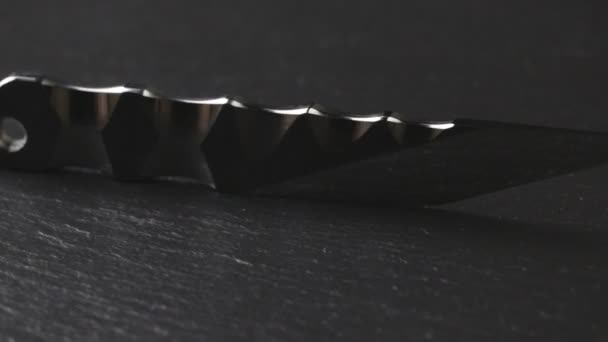 Cuchillo kiridashi japonés hecho a mano personalizado en la mesa de pizarra giratoria. Superficie de metal pulido con textura — Vídeo de stock