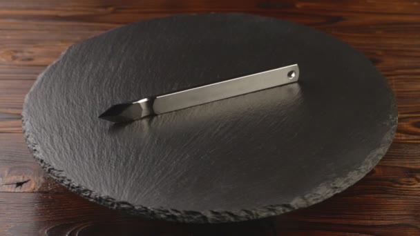 Cuchillo de marcado kiridashi japonés hecho a mano personalizado para carpintero en la mesa de pizarra giratoria. Superficie pulida — Vídeo de stock