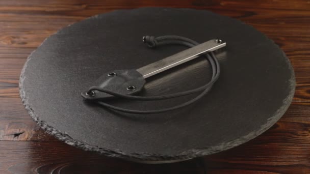 Χειροποίητο ιαπωνικό kiridashi μαχαίρι σήμανσης για ξυλουργό στο τραπέζι γυρίζοντας πλάκα. Στιλβωμένη επιφάνεια — Αρχείο Βίντεο