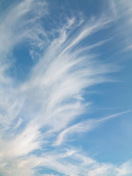 Para minhas nuvens extravagantes no céu azul acima Fotografia De Stock