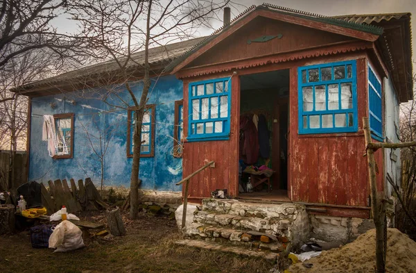 Ukrayna 'da kırık boyalı terk edilmiş bir köy evi.