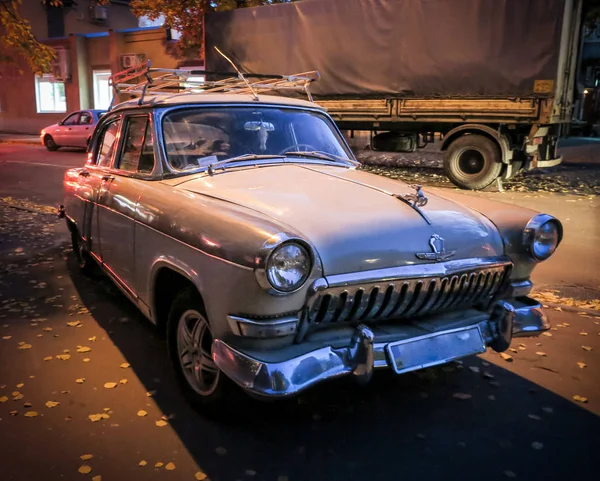 Eski Sovyet arabası gece sokağına park edilmiş.
