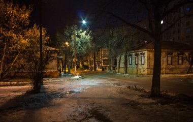 Kışın sonunda Ukrayna şehrinde sessiz bir gece kavşağı