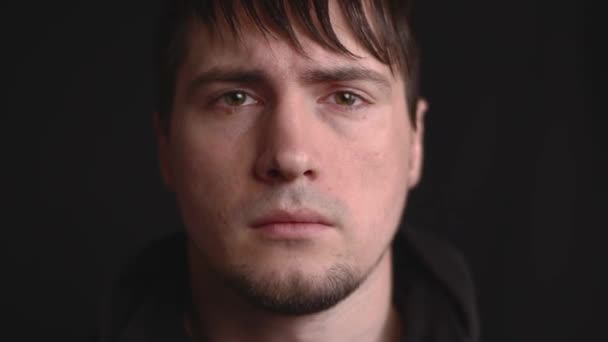 Närbild känslomässigt porträtt av den unge mannen som är arg, förrådd och besviken — Stockvideo