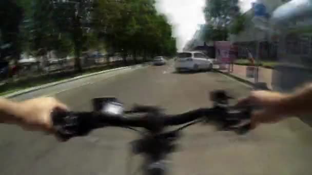 POV hyperlapsus de balade à vélo à travers la ville au lac derrière les champs et pont sur la rivière — Video