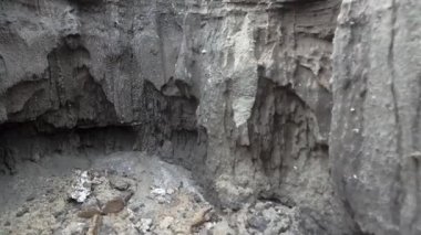 Bahar nehri taşkınından sonra harabe şehir plajında detaylı uçuş sahnesi