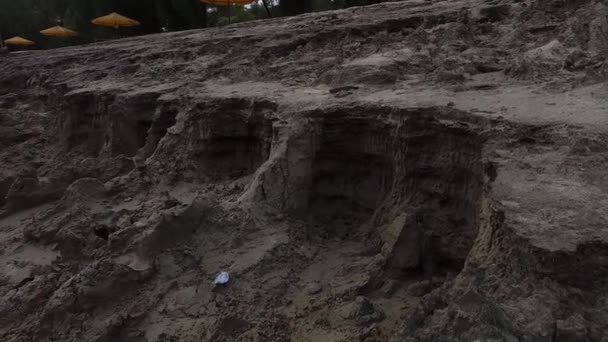 Pan colpo di spiaggia della città in rovina dopo l'alluvione del fiume primavera — Video Stock