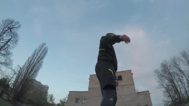 Чернігів, Україна 22 квітня 2016. Молодий чоловік робить задній хід у парку. Швидкість і повільний рух — стокове відео