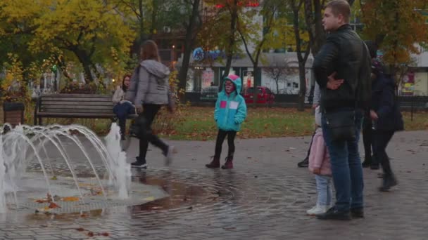 Tschernihiw, Ukraine. 13.10.2019. Kinder spielen am Brunnen auf dem Stadtplatz — Stockvideo