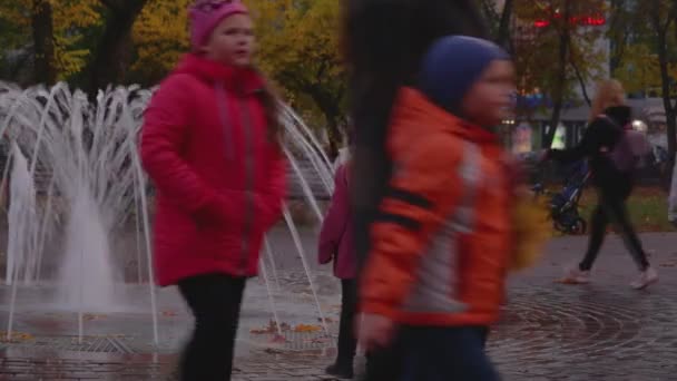 Chernihiv, Ucrânia. 13 out 2019. Crianças brincam na fonte na praça da cidade — Vídeo de Stock