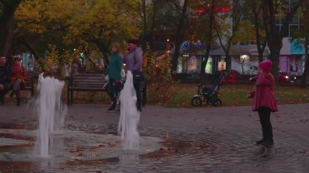 Chernihiv, Ucrânia. 13 out 2019. Crianças brincam na fonte na praça da cidade — Vídeo de Stock