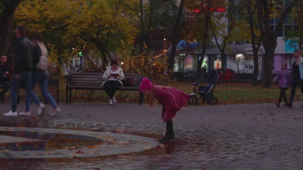 Chernihiv, Ucrânia. 13 out 2019. Crianças brincam na fonte na praça da cidade — Vídeo de Stock