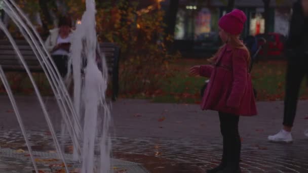 Чернигов, Украина. 13 октября 2019 года. Дети играют у фонтана на городской площади — стоковое видео