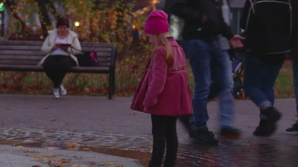 Chernihiv, Ukrajina. 13. října2019. Děti si hrají u fontány na náměstí — Stock video
