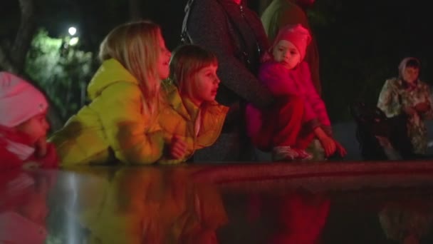 Tchernihiv, Ukraine. 13 octobre 2019. Les enfants jouent à la fontaine sur la place de la ville. Soirée tardive ou scène de nuit — Video