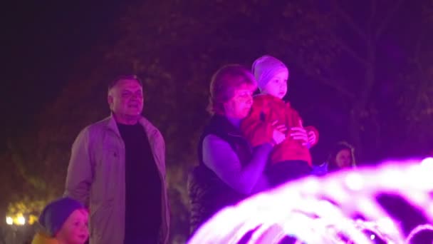 Tchernihiv, Ukraine. 13 octobre 2019. Mère tient son petit enfant pour montrer la fontaine allumée dans le parc — Video