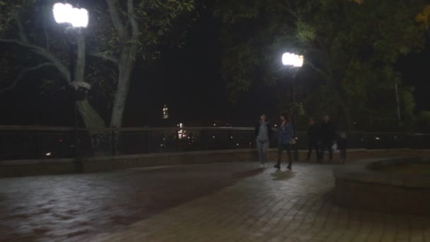 Chernihiv, Ucrânia. 13 out 2019. Famílias estão fazendo um passeio noturno ao longo do parque de outono à noite ou tarde da noite — Vídeo de Stock