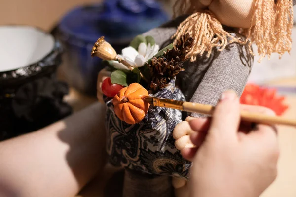 Kadın sanatçı, peri masalı karakteri Domovoy 'da resim fırçası kullanıyor. Ortaçağdan kalma yaşlı bir adama benziyor.