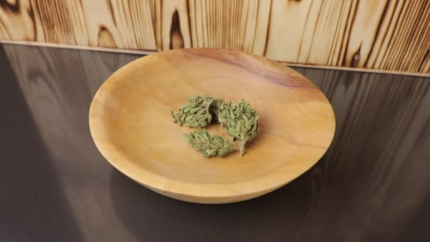 Schuif en pan rond sativa en indica onkruidknoppen op de houten plaat. Cbd, de illustratie beelden. Brede, lage hoek. — Stockvideo