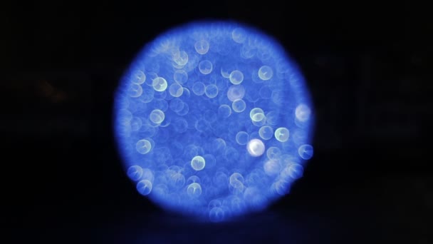 Lumières clignotantes, scintillantes et étincelantes bleu bokeh du Nouvel An ou boule de lumière de Noël dans l'éclairage de nuit — Video