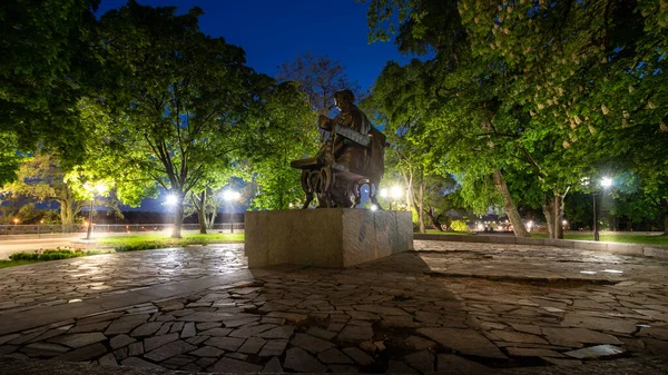 Gece geç saatlerde ya da gece aydınlatma direkleriyle boş şehir parkı manzarası