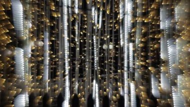 Yeni yılda renkli bokeh ışıkları ya da Noel çeşmesi sarı ve beyaz gece aydınlatması