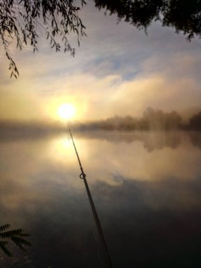Sabahın köründe gölün kenarında balık tutmak. Chernihiv bölgesinde Ukrayna, Senkovka