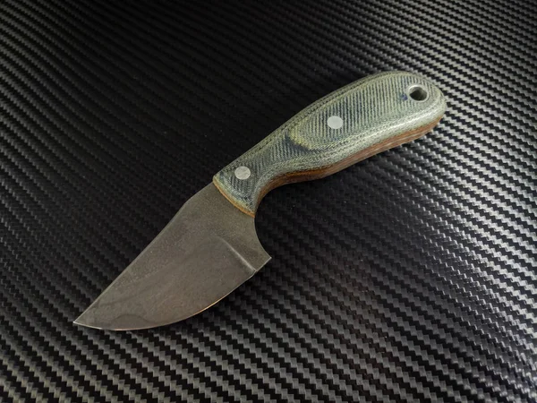 Coltello forgiato a mano personalizzato con manici in micarta jeans — Foto Stock