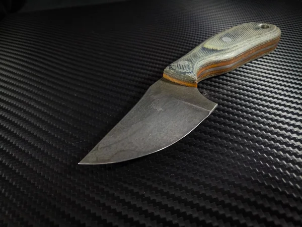 Cuchillo forjado a mano personalizado con mangos de micarta jeans —  Fotos de Stock