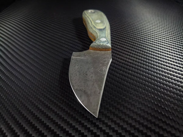 Kotlu micarta saplı özel el yapımı bir bıçak.