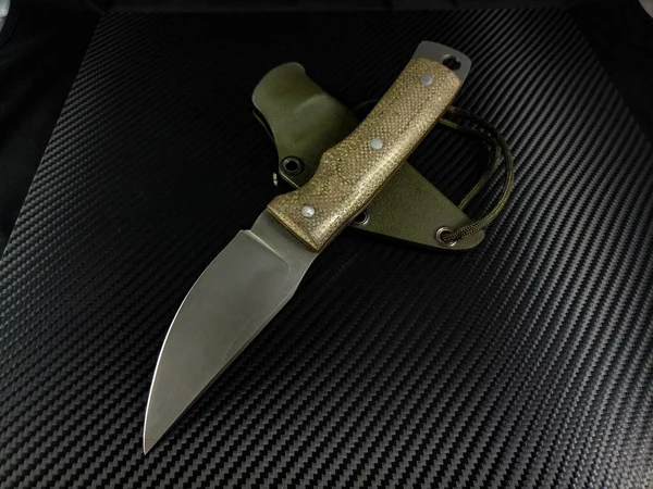 Kotlu micarta saplı özel el yapımı bir bıçak.