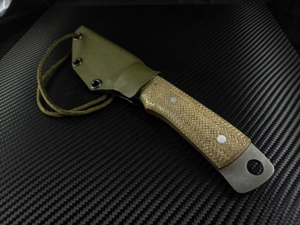 Custom Hand geschmiedet Messer mit Jeans-Mikarta-Griffen — Stockfoto