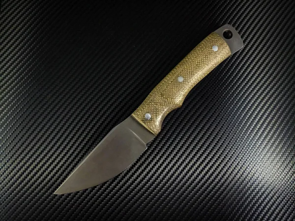 Kotlu micarta saplı özel el yapımı bir bıçak.