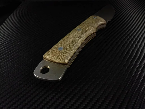 Kotlu micarta saplı özel el yapımı bir bıçak.