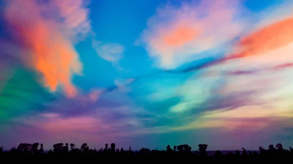 Alacakaranlıkta renkli canlı polarize gökyüzü — Stok fotoğraf