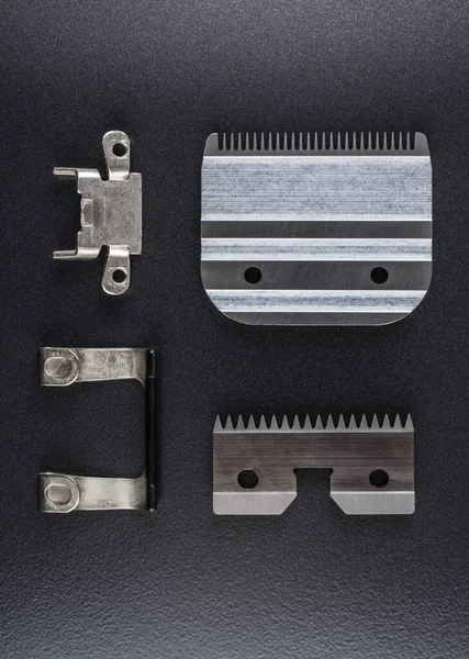 Kesicinin bir parçasını paslanmaz bıçak bloğuyla oynatmak