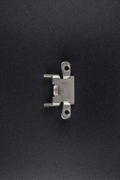 Kesicinin bir parçasını paslanmaz bıçak bloğuyla oynatmak