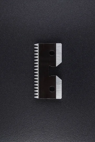 Kesicinin bir parçasını paslanmaz bıçak bloğuyla oynatmak