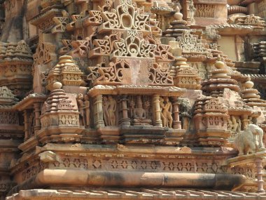 Vishvanatha Tapınağı 'ndaki Erotik İnsan Heykelleri, Khajuraho' nun batı tapınakları, Madhya Pradesh, Hindistan. 1050 civarında inşa edilen Khajuraho, UNESCO Dünya Mirası sitesi ve erotizm için turistik bir yer..