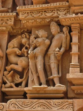 Vishvanatha Tapınağı 'ndaki Erotik İnsan Heykelleri, Khajuraho' nun batı tapınakları, Madhya Pradesh, Hindistan. 1050 civarında inşa edilen Khajuraho, UNESCO Dünya Mirası sitesi ve erotizm için turistik bir yer..