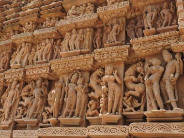 Vishvanatha Tapınağı 'ndaki Erotik İnsan Heykelleri, Khajuraho' nun batı tapınakları, Madhya Pradesh, Hindistan. 1050 civarında inşa edilen Khajuraho, UNESCO Dünya Mirası sitesi ve erotizm için turistik bir yer..